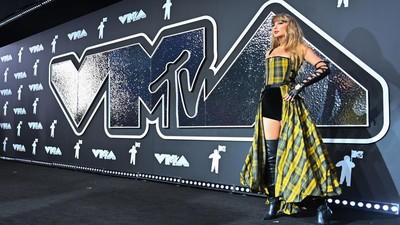 Foto: Artis Berbusana Terbaik di MTV VMA 2024, Taylor Swift Bak Ratu Punk