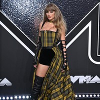 Queen of punk. Taylor menunjukkan sisi liar-nya dengan tampilan ala punk dalam balutan gaun kotak-kotak dari Dior. (Foto: Getty Images)