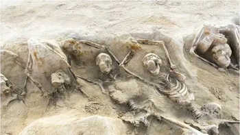 Kerangka yang dibelenggu: Ilmuwan menemukan kuburan massal di Athena pada tahun 2016. Namun misterinya, kerangka-kerangka itu tidak dikubur begitu saja, ke-80 orang itu diborgol di tempat dan tampak berteriak. Namun mereka semua dikubur dengan cara yang terhormat. Para ahli mengemukakan gagasan bahwa mereka telah mencoba melakukan kudeta, dan membayar harga atas kegagalan mereka. Foto: Smithsonian