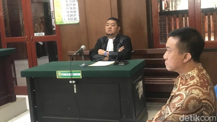 Terdakwa dan penasihat hukumnya, Komang Aries Darmawan saat sidang tuntutan di PN Surabaya