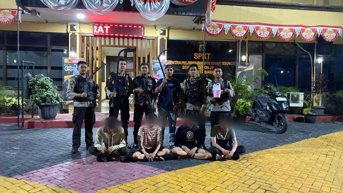 Tim Perintis Presisi Polres Metro Jakarta Barat (Jakbar) mengamankan empat remaja yang hendak tawuran. Mereka membawa senjata tajam dan air keras.