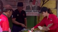 Momen Tina ketika menjadi anggota partai PDIP. Saat itu merayakan 51 tahun berdirinya PDIP sambil bersantap nasi tumpeng. Foto: Instagram @tinatoon101