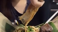 Tina juga suka memesan makanan dari penjual kaki lima. Seperti momennya menikmati nasi pecel berikut ini. Foto: Instagram @tinatoon101