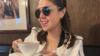 Tina tampaknya juga doyan menikmati kopi. Begini momennya minum cappuccino di salah satu kafe mewah. Foto: Instagram @tinatoon101