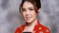 Tina Toon, dulunya seorang penyanyi cilik dengan lagu hits Bolo Bolo. Kini ia berkiprah di dunia politik, Tina diketahui menjabat sebagai anggota DPRD DKI Jakarta. Foto: Instagram @tinatoon101