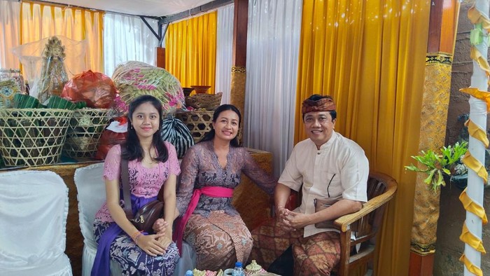 Tjokorda Gede Agung bersama istri dan anaknya.