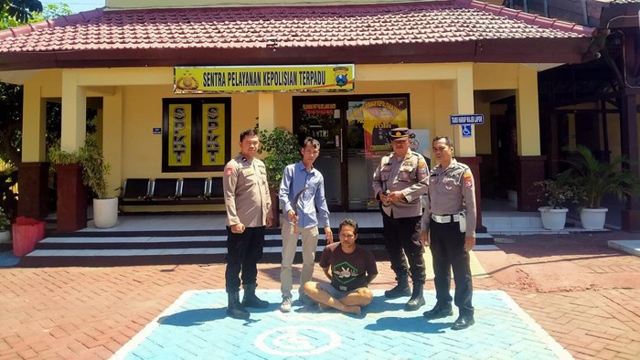 TP (30), pelaku pengeroyokan tetanggnya setelah ditangkap polisi