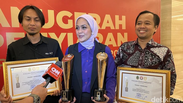 Trans7 Sabet 2 Piala Anugerah Penyiaran KPID Jawa Barat 2024