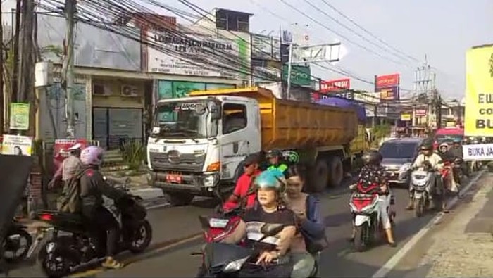 Truk sampah mogok bikin macet Jalan Raya Sawangan, Depok.
