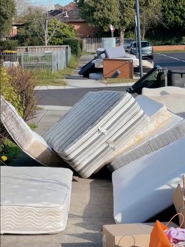 Wanita yang bernama Nurhidayah ini mengunggah video ketika sedang 'memulung' di Australia untuk mengisi perabotan rumahnya. Ia mendapatkan sofa, kursi, kulkas hingga laptop. Postingan tersebut langsung viral di TikTok.