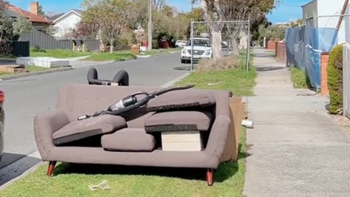 Wanita yang bernama Nurhidayah ini mengunggah video ketika sedang memulung di Australia untuk mengisi perabotan rumahnya. Ia mendapatkan sofa, kursi, kulkas hingga laptop. Postingan tersebut langsung viral di TikTok.