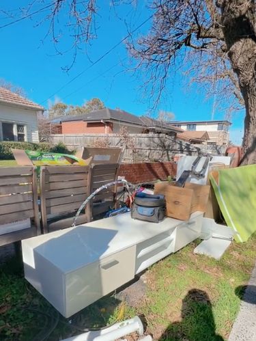 Wanita yang bernama Nurhidayah ini mengunggah video ketika sedang 'memulung' di Australia untuk mengisi perabotan rumahnya. Ia mendapatkan sofa, kursi, kulkas hingga laptop. Postingan tersebut langsung viral di TikTok.