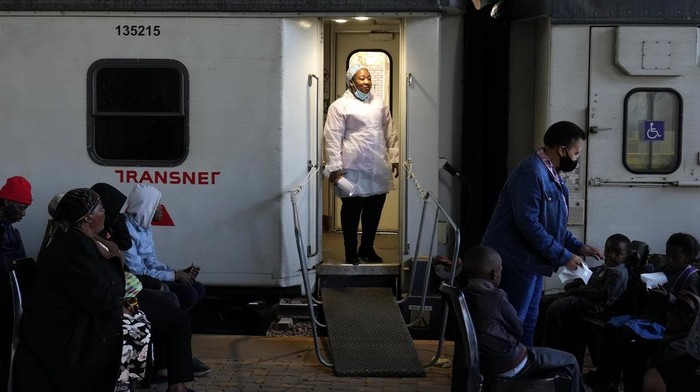 Kereta Transnet-Phelophepa merupakan klinik kesehatan keliling gratis yang menjangkau daerah-daerah pedesaan di Afrika Selatan. Warga dapat periksa mata sesecara gratis.