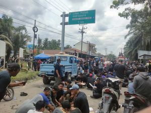 Belum Bubar, Warga Asahan Makan Siang Bareng di Akses Jalan Tol Kisaran