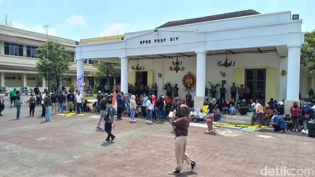 Warga Bong Suwung, Jlagran, Gedongtengen, Kota Jogja, kembali mendatangi gedung DPRD DIY untuk melakukan mediasi dengan PT KAI, Kamis (12/9/2024).