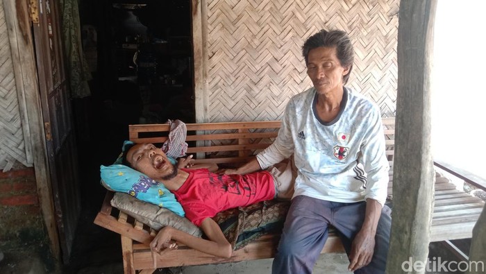 Wastirah dan Mulyati dengan sukarela mengasuh Sanudin yang lumpuh sejak kecil