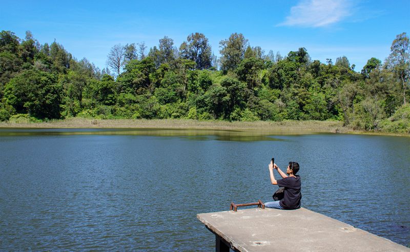 Wisatawan mendirikan tenda saat mengunjungi objek wisata Ranu Regulo di Lumajang, Jawa Timur, Kamis (12/9/2024). Balai Besar Taman Nasional Bromo Tengger Semeru (BB TNBTS) membuka kembali kawasan Ranu Regulo setelah sempat ditutup sejak 5 Februari 2024 dengan batasan kuota berkemah maksimal 300 orang perhari. ANTARA FOTO/Irfan Sumanjaya/Spt.