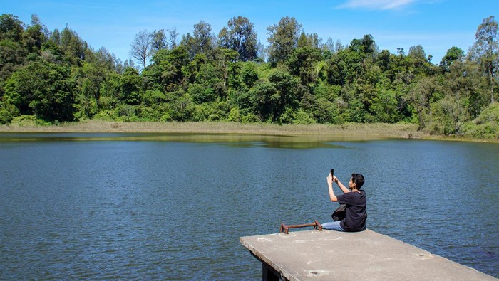 Wisata Ranu Regulo Dibuka Lagi Wisatawan mendirikan tenda saat mengunjungi objek wisata Ranu Regulo di Lumajang, Jawa Timur, Kamis (12/9/2024). Balai Besar Taman Nasional Bromo Tengger Semeru (BB TNBTS) membuka kembali kawasan Ranu Regulo setelah sempat ditutup sejak 5 Februari 2024 dengan batasan kuota berkemah maksimal 300 orang perhari. ANTARA FOTO/Irfan Sumanjaya/Spt.