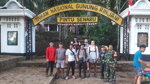 Polisi, TNI bersama TNGR melakukan pencarian korban. Foto: Humas Polres Lombok Utara.