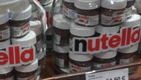 Nuttela mini di dalam stoples plastik berukuran besar membuat orang-orang bertanya apa fungsinya. Foto: Pool/Site