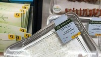 Dianggap buang-buang kemasan dan plastik, supermarket Morrisons mengkemas sate kebabnya satu per satu. Foto: Pool/Site