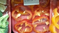 Paprika yang sudah dipotong-potong ini dianggap sia-sia karena ditaruh di dalam kemasan plastik. Foto: Pool/Site