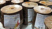 Kayu bakar untuk memanggang daging juga dibungkus plastik di supermarket luar negeri, padahal sebenarnya tak diperlukan. Foto: Pool/Site