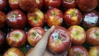 Buah apel juga dibungkus plastik satu per satu, menambah limbah plastik karena pada akhirnya buah apel akan tetap dicuci juga. Foto: Pool/Site