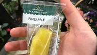 Potongan buah nanas berukuran mini dibungkus di dalam plastik kecil.  Foto: Pool/Site