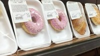 Terakhir ada donat yang dikemas dalam kemasan plastik, padahal bisa saja ditaruh langsung di kotak donat. Foto: Pool/Site