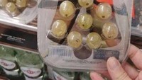 Jika biasanya anggur tidak dikemas satuan seperti buah lainnya, tapi kemasan plastik yang satu ini justru sebaliknya. Foto: Pool/Site