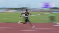 Atlet lompat tinggi galah Jawa Timur Teuku Tegar bersiap melakukan lompatan pada final lompat tinggi galah putra PON XXI Aceh-Sumut 2024 di Stadion Madya Atletik Sumut Sport Center, Deli Serdang, Sumatera Utara, Kamis (12/9/2024). Medali emas diraih atlet Jawa Barat Idan Fauzan sekaligus memecahkan rekor nasional dengan tinggi lompatan 5,31 meter, medali perak diraih atlet Jawa Timur Teuku Tegar dengan tinggi lompatan 5,15 meter, dan medali perunggu diraih atlet Jawa Timur Riswar Bisma dengan tinggi lompatan 5,00 meter. ANTARA FOTO/Fauzan.