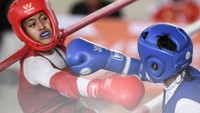 Atlet muaythai Jawa Timur Stevannie Rejun (kiri) melepaskan pukulan ke arah atlet muaythai Sumatera Utara Triani Paskah (kanan) pada babak final kelas elite 51 kg putri PON XXI Aceh-Sumut 2024 di Gedung Balai Meuseuraya Aceh, Banda Aceh, Aceh, Minggu (10/9/2024). Stevannie Rejun menang atas Triani Paskah dan berhasil memperoleh medali emas. ANTARA FOTO/Adeng Bustomi.