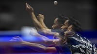 Foto multiple exposure petenis meja Aceh Akbar Fiqri melakukan servis saat bertanding melawan petenis meja Jawa Barat Taufiq Zikri pada penyisihan beregu putra tenis meja PON XXI Aceh - Sumut di GOR Angsapura Medan, Sumatera Utara, Selasa (10/9/2024). Tim Jawa Barat menang atas Aceh dengan skor 3-0. ANTARA FOTO/Iggoy el Fitra.