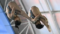 Pasangan atlet loncat indah Jawa Timur Gladies Larie Garina Hagakore (kiri) dan Della Dinarsari Harimurti (kanan) melakukan loncatan pada final loncat indah nomor Synchro menara putri PON XXI Aceh-Sumut di Kolam Renang Selayang Dispora Sumatera Utara, Medan, Minggu (8/9/2024). Pasangan Jawa Timur meraih medali emas dengan skor 222,36 dan medali perak diraih pasangan DKI Jakarta dengan skor 208,08, sementara medali perunggu diraih pasangan Jawa Barat dengan skor 183,60. ANTARA FOTO/Nova Wahyudi.