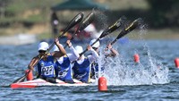 Pedayung putri Jawa Barat Anisa Yulistiawan, Ana Rahayu, Adila Desvi Rahayu dan Fajriah Nurbayan memacu kecepatan pada final nomor dayung WK-4 500 meter PON Aceh-Sumut 2024 di Waduk Keuliling Indrapuri, Aceh Besar, Aceh, Kamis (5/9/2024). Tim dayung Jawa Barat meraih medali emas dengan catatan waktu 2 menit 44 detik, medali perak diraih tim dayung DKI Jakarta dengan catatan waktu 1 menit 47 detik serta medali perunggu direbut tim dayung Kalimantan Selatan dengan catatan waktu 1 menit 50 detik. ANTARA FOTO/Syifa Yulinnas.