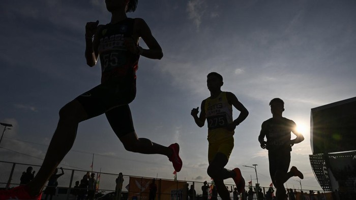 10 Potret Aksi Memukau Atlet PON XXI yang Harus Kamu Lihat! Sejumlah pelari beradu kecepatan pada final nomor lari 5.000 meter putra PON XXI Aceh-Sumut 2024 di Stadion Madya Atletik Sumut Sport Centre, Deli Serdang, Sumatera Utara, Kamis (12/9/2024). Pelari Jawa Barat Rikki Marthin L Simbo berhasil meraih medali emas dengan catatan waktu 14 menit 35,66 detik, medali perak diraih pelari Sumatera Utara Daniel Simanjuntak dengan catatan waktu 14 Menit 42,15 detik, sedangan medali perunggu diraih pelari Bangka Belitung Robi Syianturi dengan catatan waktu 15 menit 02,02 detik. ANTARA FOTO/Nova Wahyudi/rwa.
