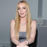 “Lindsay Lohan dalam era elegannya,” “Lindsay kembali ke wajah aslinya,” “Dia kembali ke masa lalu dan mengambil wajahnya yang lama,” tulis netizen. Foto: Getty Images fir Michael Kors/Dimitrios Kambouris