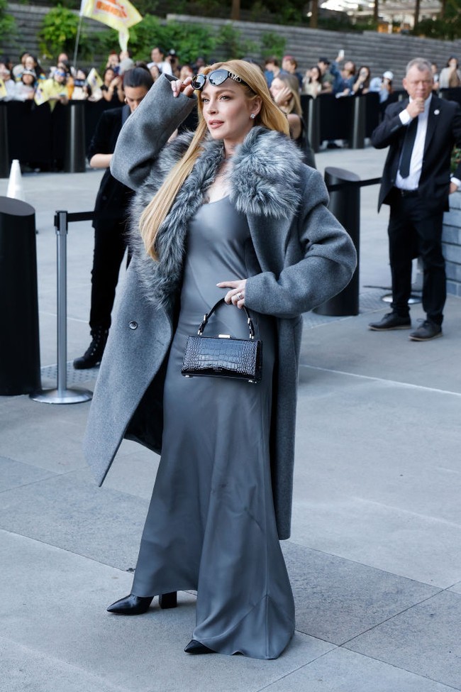 Saat membuka kacamata, wajah Lindsay membuat netizen terpesona. Penampilan ibu satu anak itu terlihat berbeda dari yang sebelumnya.  Foto: Getty Images fir Michael Kors/Dimitrios Kambouris