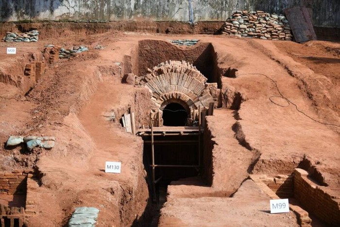 Aktivitas renovasi rutin sebuah kebun binatang di Provinsi Guangdong, China pada tahun 1956, mengarah pada penemuan makam kuno.