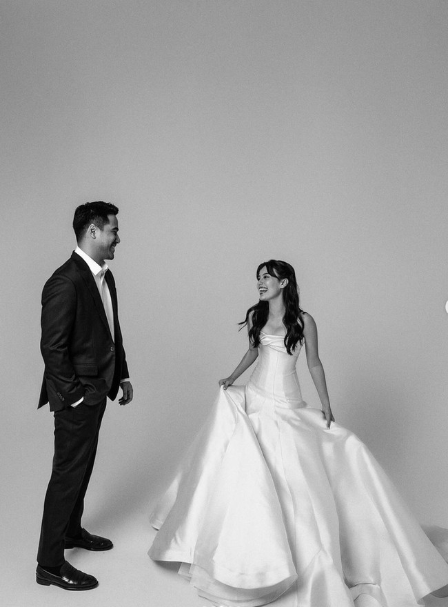 Dengan bantuan stylist Wanda Hara dan fotografer Hakim Satriyo, Anggika dan Omar tampil serasi dan kompak. Terlihat keduanya yang saling memandang dan tertawa bersama. Foto: Instagram/@anggikabolsterli