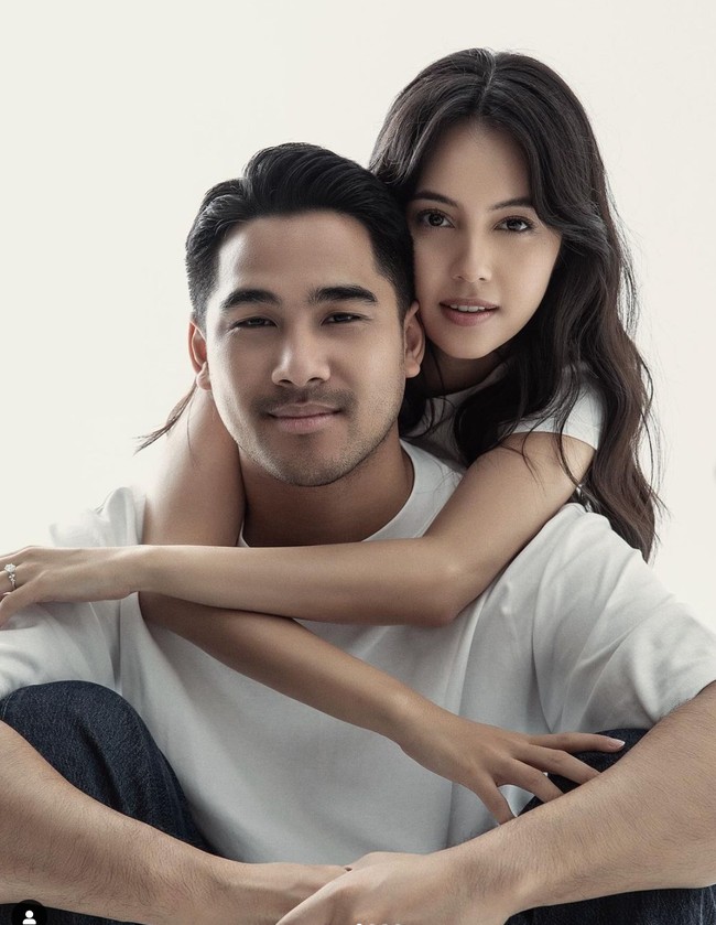 Sebelumnya Anggika dan Omar juga sudah pernah menjalani pemotretan prewedding dengan gaya yang lebih casual. Mengenakan kaos putih dan celana jeans, penampilan keduanya tak kalah serasi dan memukau. Foto: Instagram/@anggikabolsterli