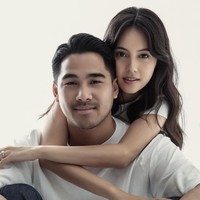 Sebelumnya Anggika dan Omar juga sudah pernah menjalani pemotretan prewedding dengan gaya yang lebih casual. Mengenakan kaos putih dan celana jeans, penampilan keduanya tak kalah serasi dan memukau. Foto: Instagram/@anggikabolsterli