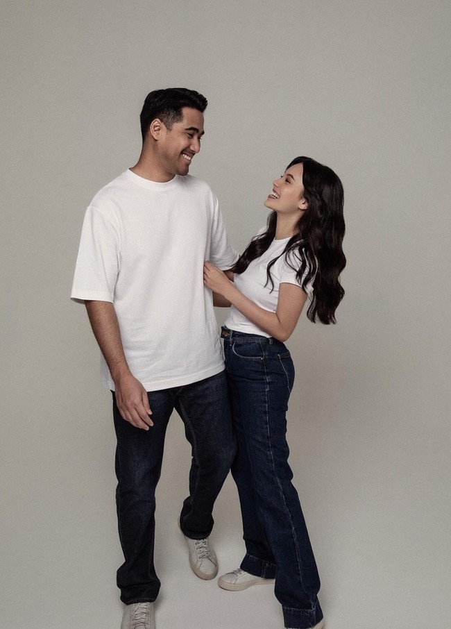 Tampil simpel dengan kaos putih dan celana jeans, pemotretan prewedding keduanya tetap terlihat memukau. Foto: Instagram/@anggikabolsterli