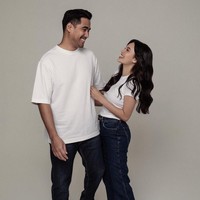 Tampil simpel dengan kaos putih dan celana jeans, pemotretan prewedding keduanya tetap terlihat memukau. Foto: Instagram/@anggikabolsterli
