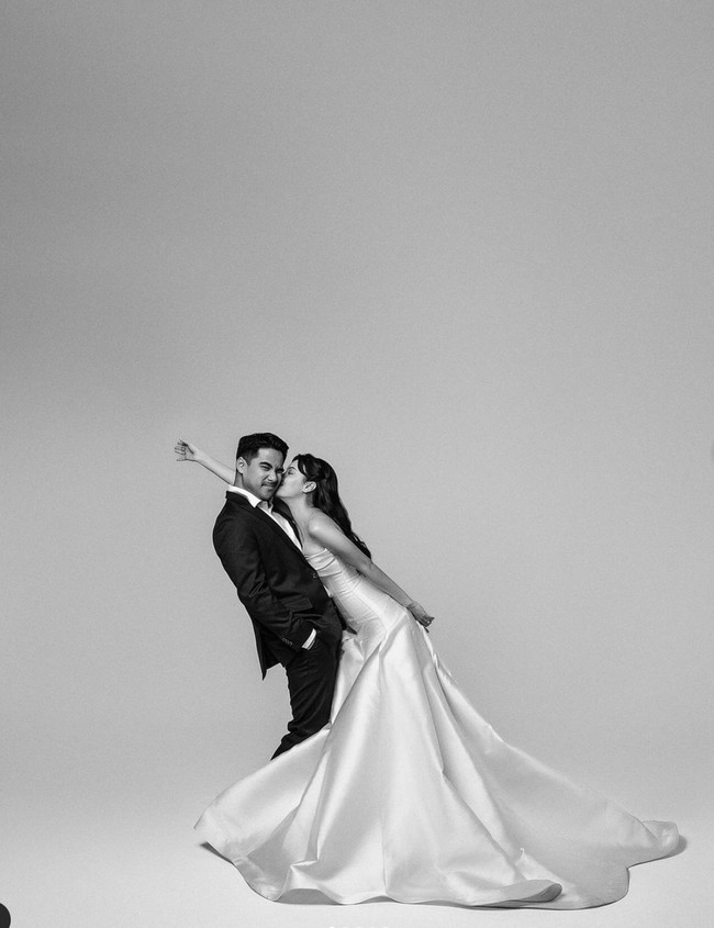 Anggika Bolsterli kembali membagikan foto prewedding dirinya dengan Omar Armandiego Soeharto. Di pemotretannya kali ini Anggika dan tunangannya itu kembali memilih tampil simpel namun tetap elegan. Foto: Instagram/@anggikabolsterli