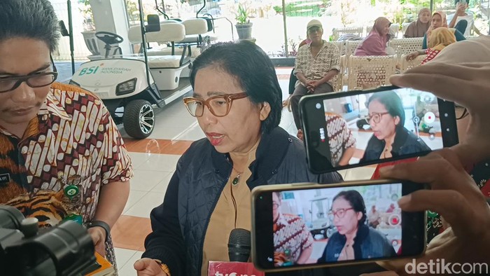 Anggota Komisi IX DPR RI, Irma Suryani Chaniago saat memberi keterangan pers usai melakukan sidak di RSUP dr Kariadi, Semarang, Jumat (13/9/2024).