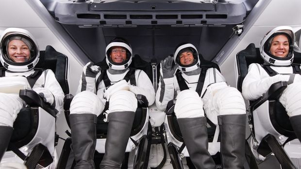 Astronot berdiri sebagian di luar pesawat ruang angkasa Dragon SpaceX selama perjalanan ruang angkasa komersial pertama pada 12 September 2024. (Dok. SpaceX)