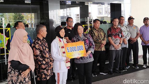 Atlet para badminton Qonitah Ikhtiar Syakuroh saat pulang ke Kulon Progo, Daerah Istimewa Yogyakarta (DIY), Jumat (13/9/2024).