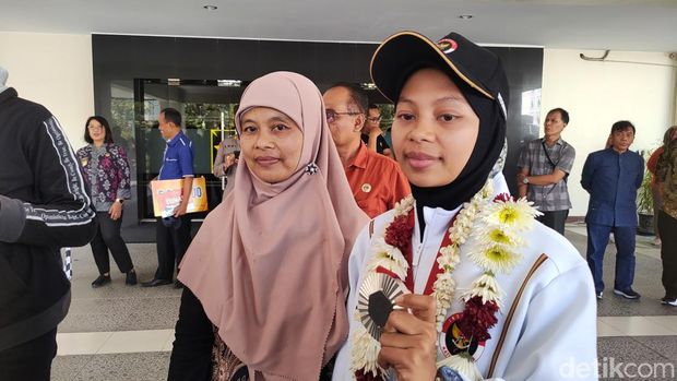 Atlet para badminton Qonitah Ikhtiar Syakuroh saat pulang ke Kulon Progo, Daerah Istimewa Yogyakarta (DIY), Jumat (13/9/2024).